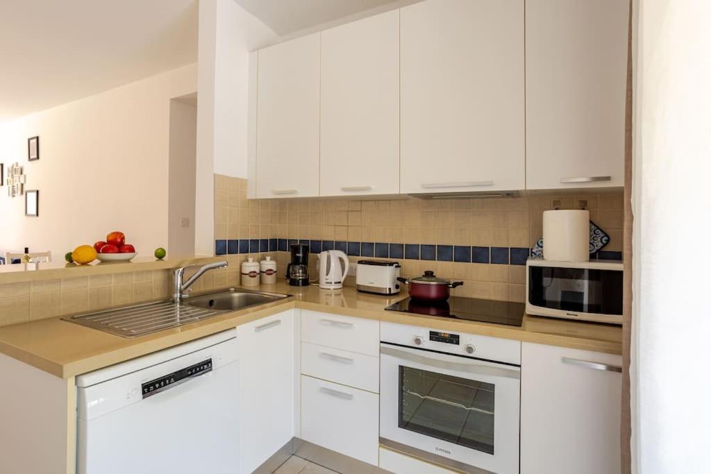Grosses Apartment In Idyllischer Anlage, Strandnah ماندريا المظهر الخارجي الصورة