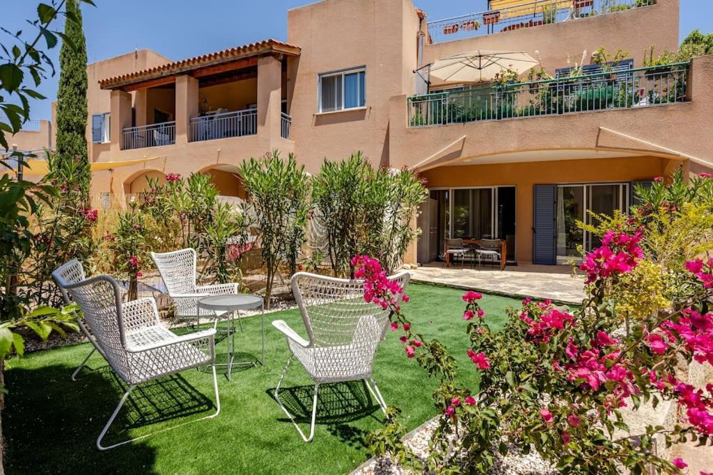 Grosses Apartment In Idyllischer Anlage, Strandnah ماندريا المظهر الخارجي الصورة